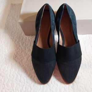 LOVED Women"s NWOT 8.5 Classic blue Suede Flats with Rounded Toe